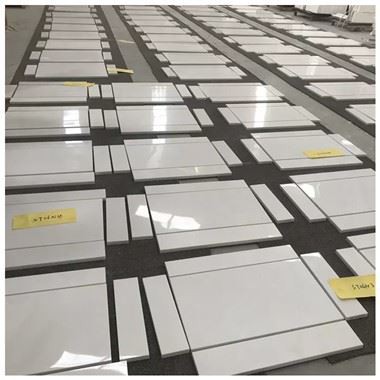 Puhas valge marmorist plaat